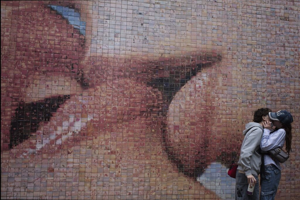Barcelona Street Photography workshop techniques at the kiss mural.